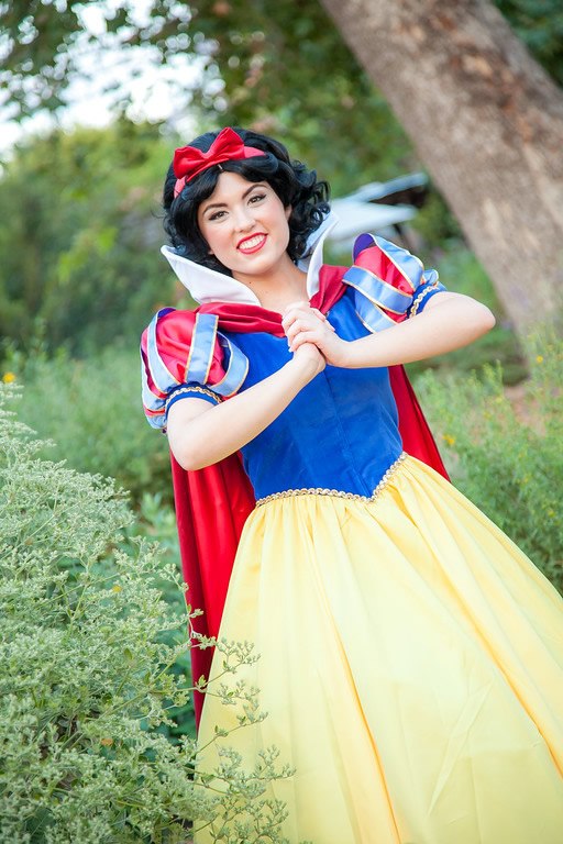 Invite Snow White to your kid's birthday party. Kids parties in OC